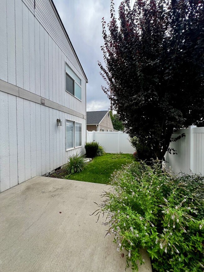 Building Photo - pl102