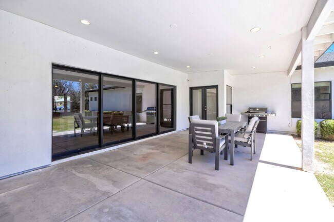 Building Photo - Beautifully furnished Arcadia Lite Rental Home!