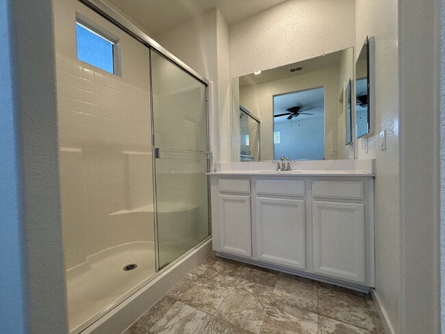 Building Photo - Fresh 3 Bed, 2 Bath Home - Close to shopping!