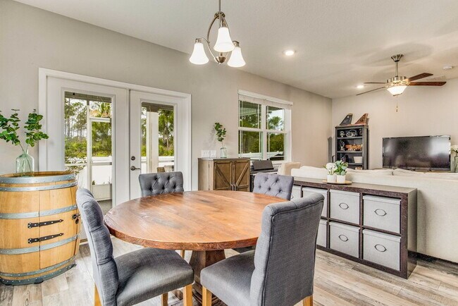 Building Photo - Bright and beautiful home in Windward Cove...