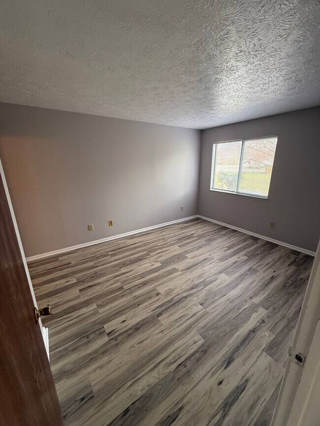Building Photo - 2 bedroom condo available!