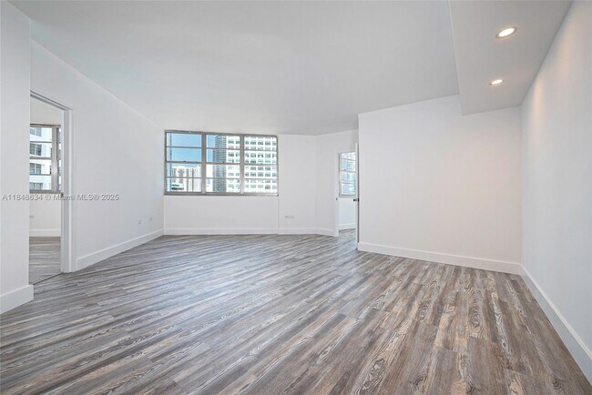 Building Photo - 801 Brickell Bay Dr