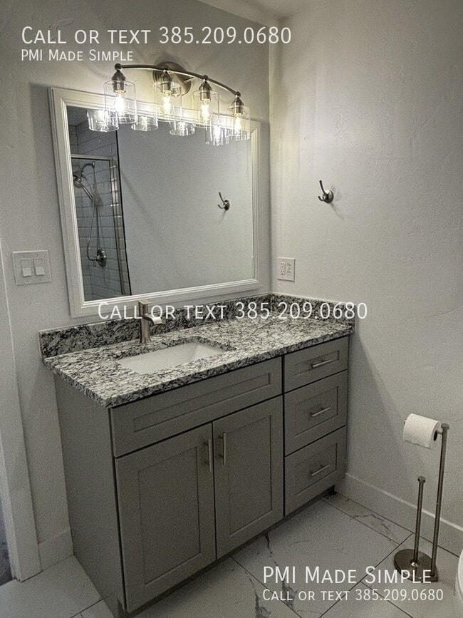 Building Photo - Renovated Duplex on a Quiet Cul-de-sac