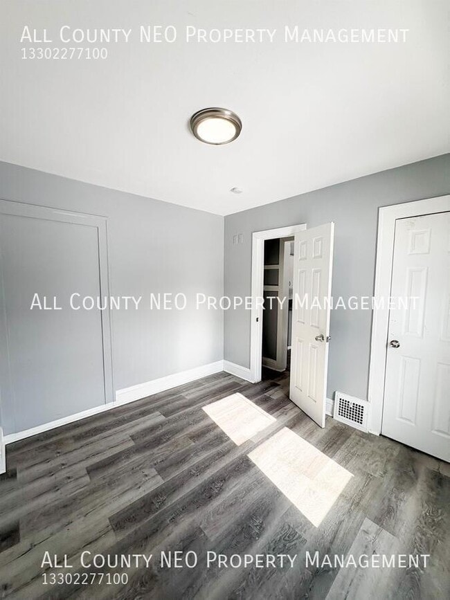 Building Photo - 3320 W 56th St