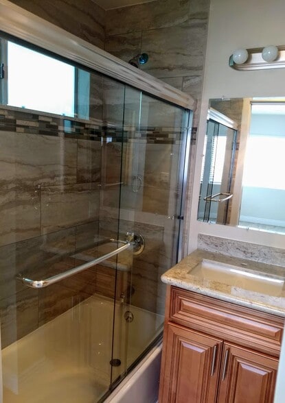 front bath - 428 30th St