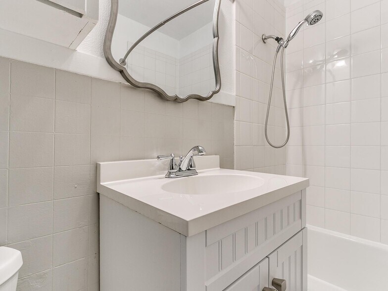 Building Photo - 703 Dakota St