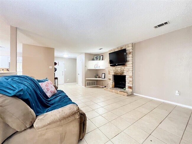 Building Photo - 9731 Anderson Village Dr