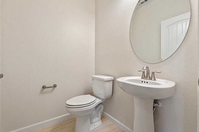 Building Photo - Welcome to this beautiful Carson City townhome available for rent