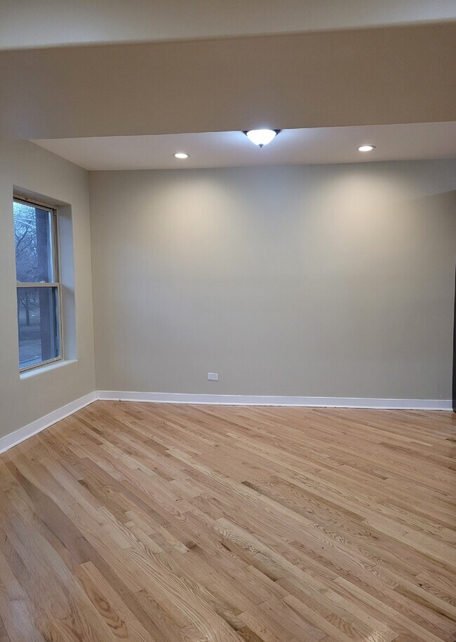 Building Photo - 5324 S King Dr