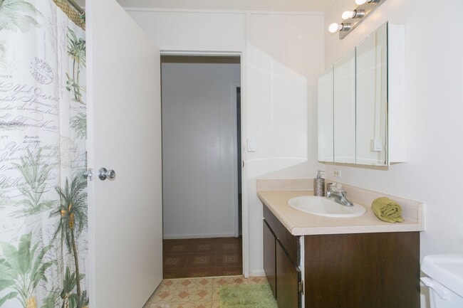 Building Photo - Amazing views, spacious floorplan, bonus f...