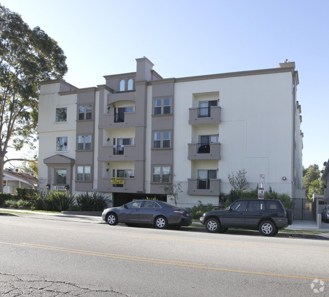 Building Photo - 12916 Moorpark St