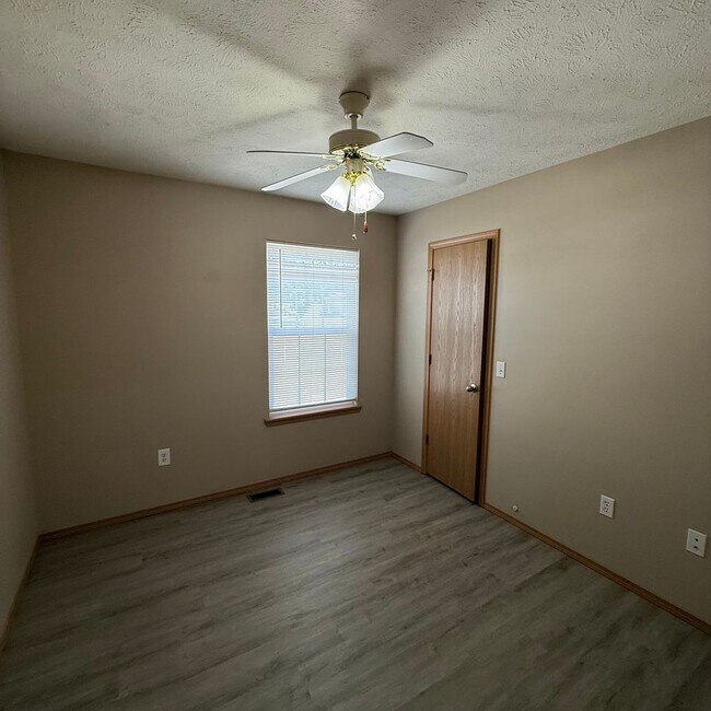 Building Photo - 4 Bedroom Home in Clever