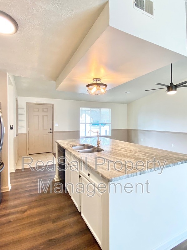 Building Photo - 725 Chatsworth Dr