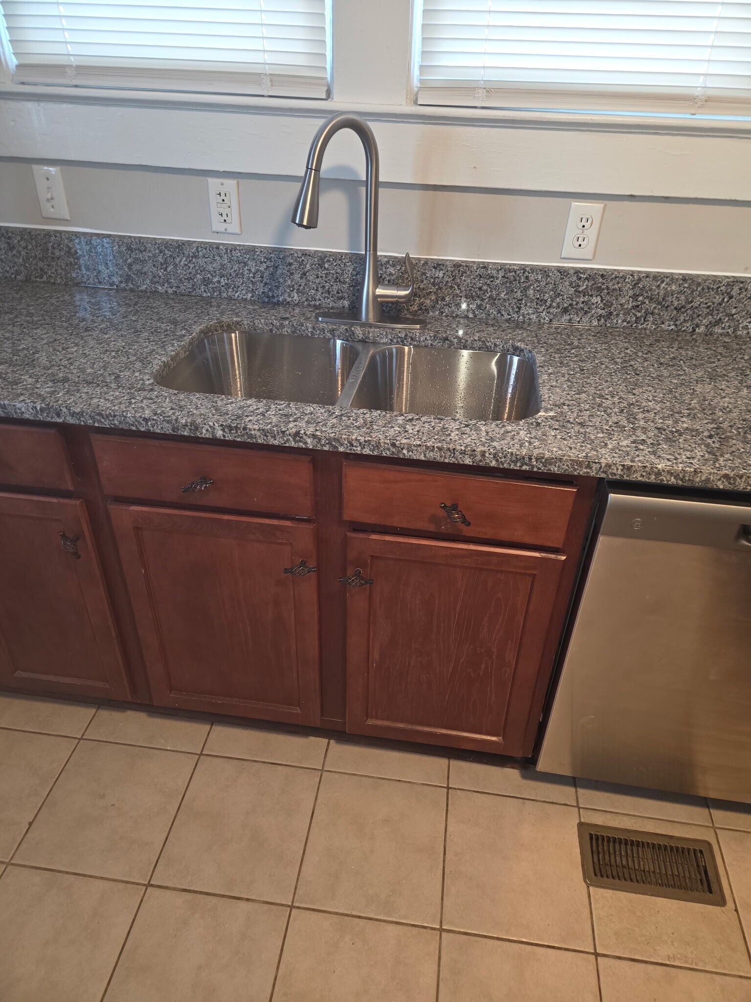 Building Photo - 2511 Charles St