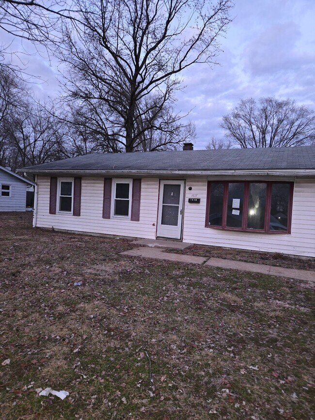 Building Photo - 1617 Parklane Dr