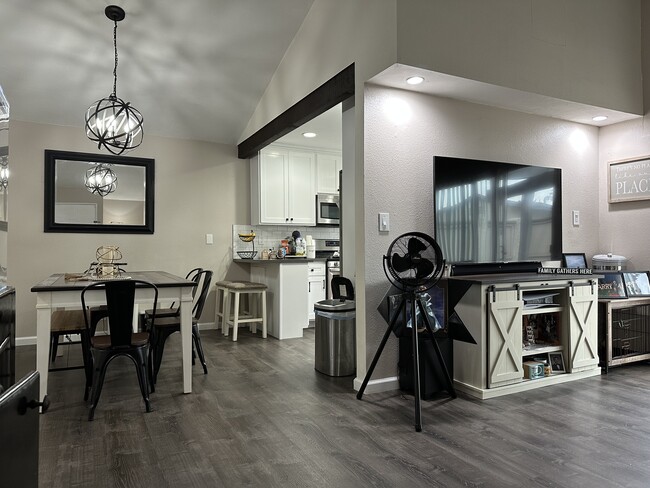 Building Photo - 722 W Vineyard Ave