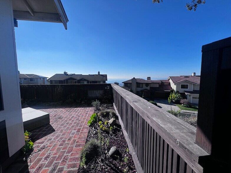 Building Photo - 2221 Pinehurst Way