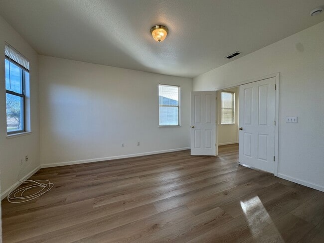 Building Photo - Beautiful Home with 4 Bedrooms and 3 Bathrooms in a Convenient Location!