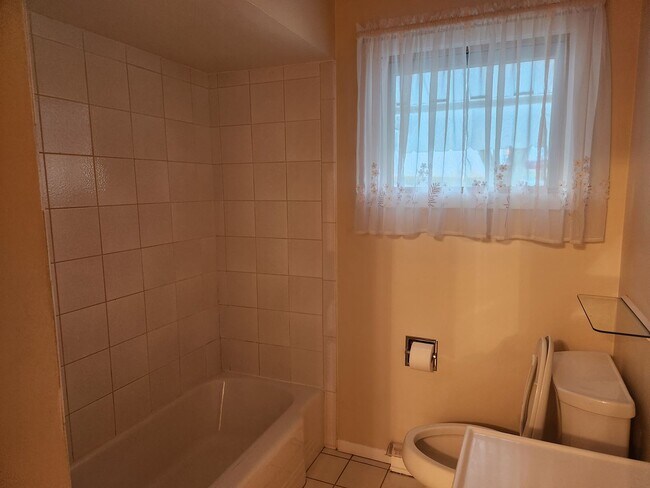 Building Photo - Very Nice- furnished 3-BR