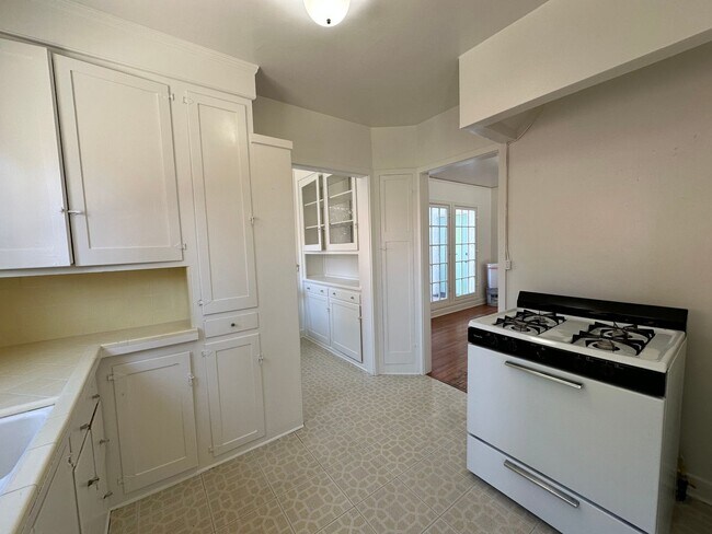 Building Photo - 213-223 Los Aguajes Ave