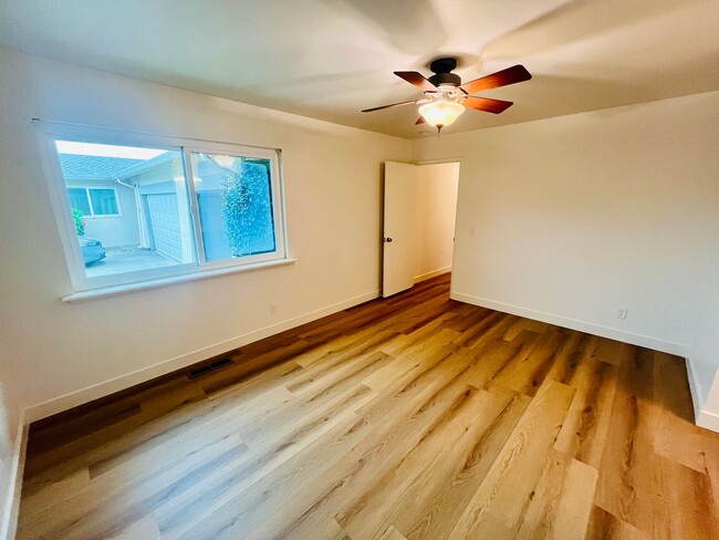 Building Photo - 10344 Vista Dr