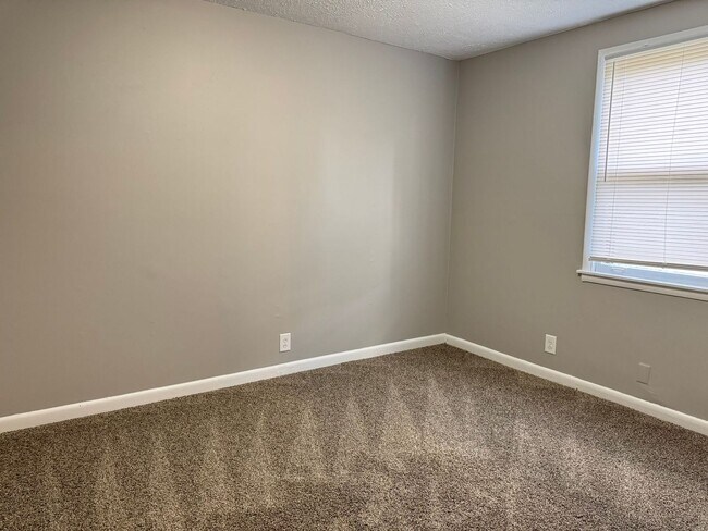 Building Photo - Brick 3 bedroom ranch, large living room, ...