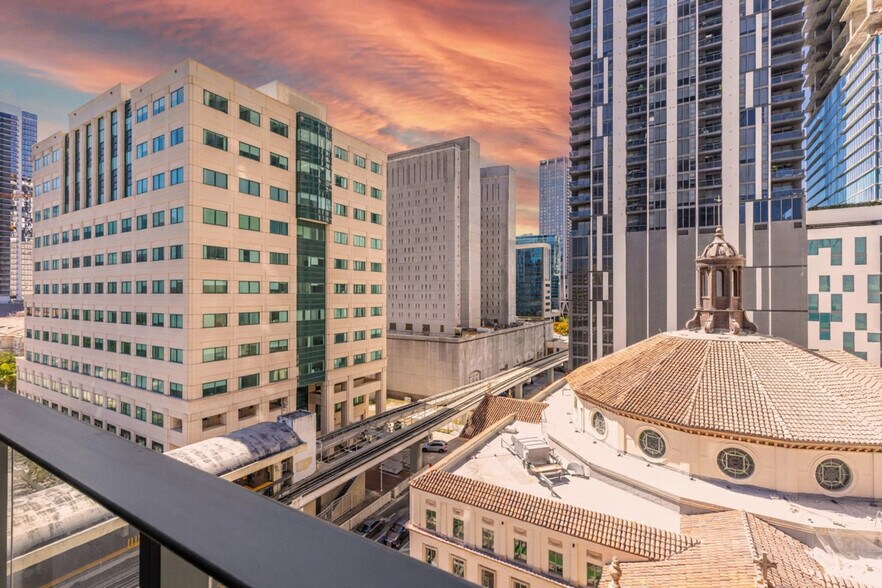 Building Photo - 501 NE 1st Ave