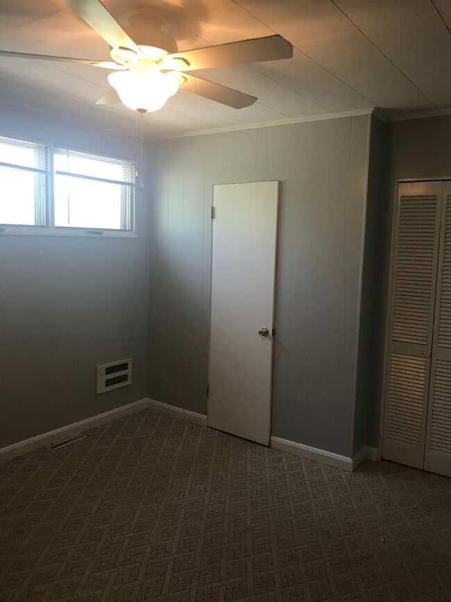 Building Photo - 3 Bedroom home in Hendersonville!