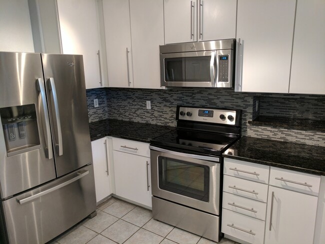 Building Photo - Beautifull Spacious 2 Bedroom 2 Bath Townh...