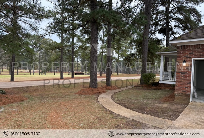 Building Photo - Renovated beauty near the country club and golf course!