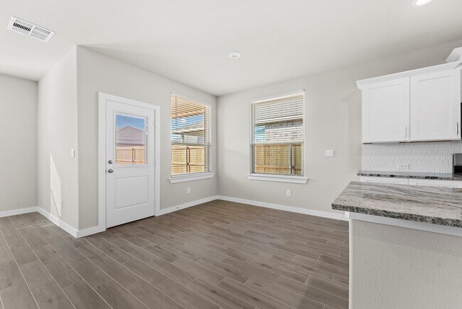 Building Photo - 2106 Somerset Dr