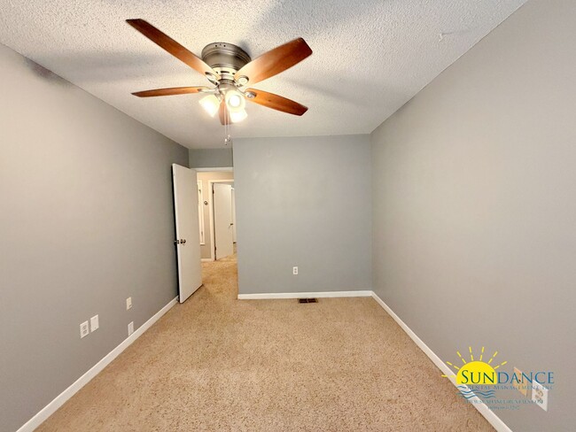 Building Photo - End-Unit Townhome located between Hurlburt Field and Eglin AFB w/ Fenced Yard!