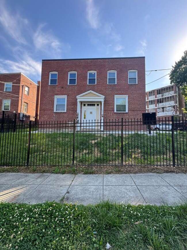 Building Photo - 3035 30th St SE
