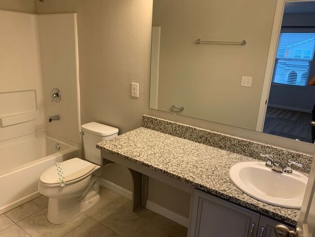 Building Photo - 4 Bedroom Gated Community Compass Bay