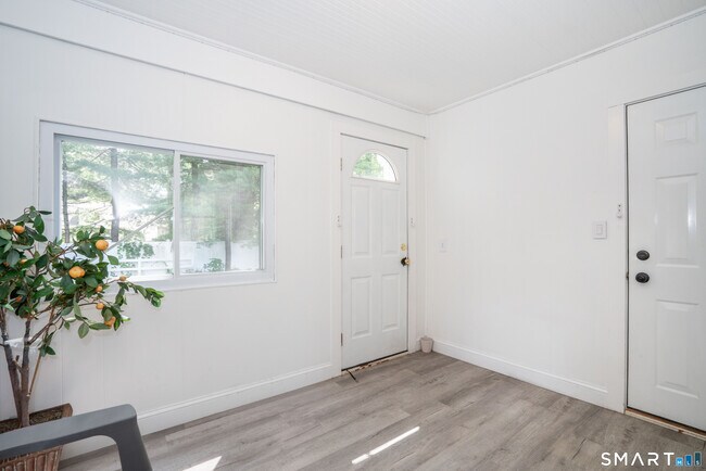 Building Photo - 25 Greensview Dr