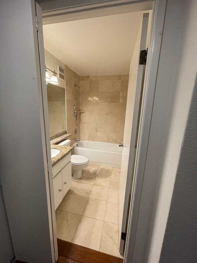 Building Photo - 600 W 9th St