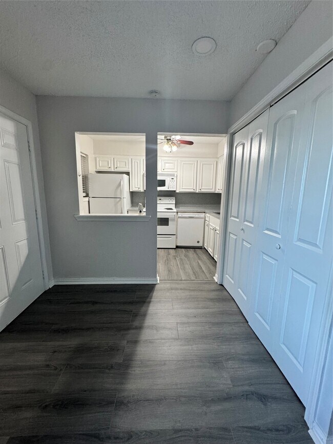 Building Photo - 107 E Willowick Ave