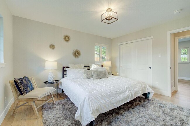 Building Photo - 5 Bedroom 3 Bathroom in Denver's Southmoor...