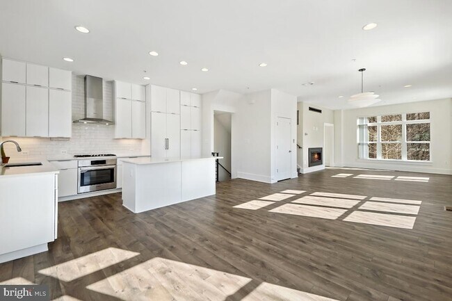 Building Photo - 11300 Emerald Park Rd