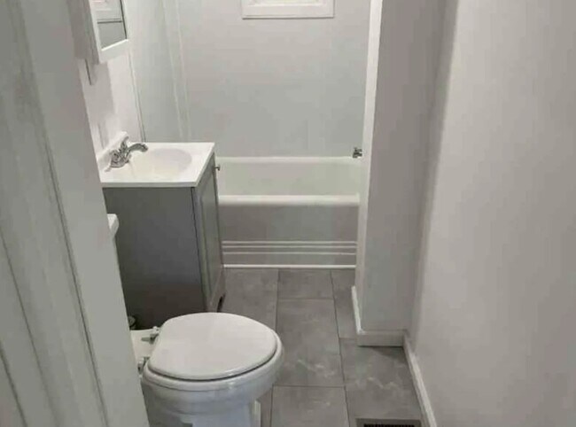 Building Photo - 27 Evans St