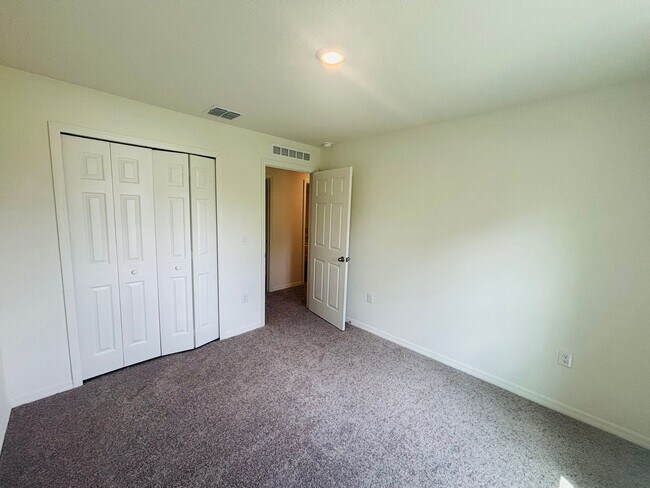 Building Photo - 3/2 open living and kitchen