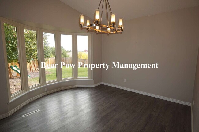 Building Photo - Lovely 4 Bedroom Home Golden!!