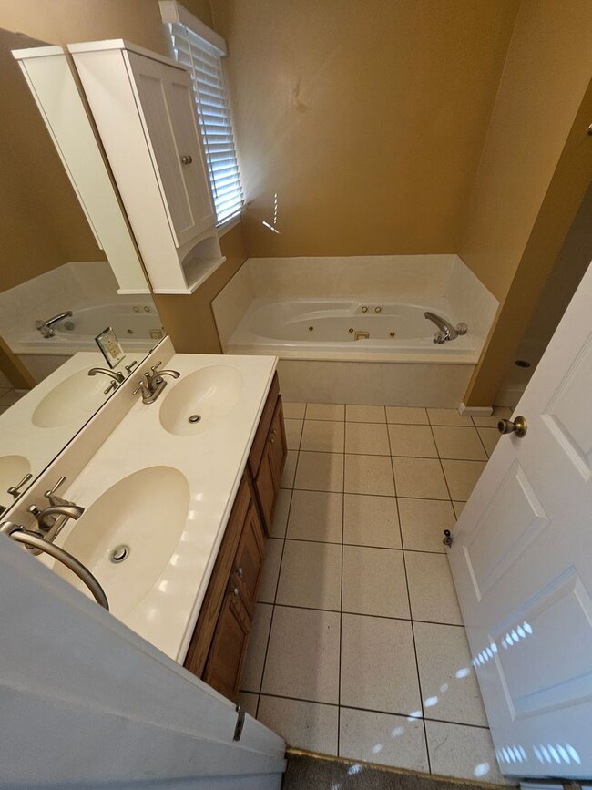 Building Photo - 2018 Hickory Dr