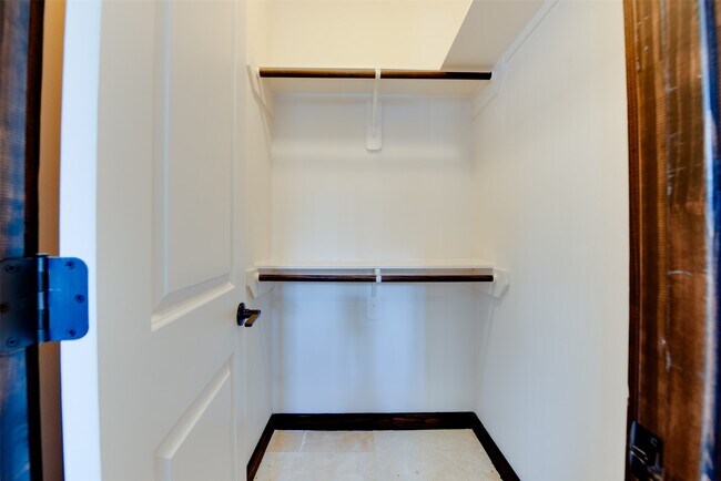 Building Photo - 905 W 22nd St