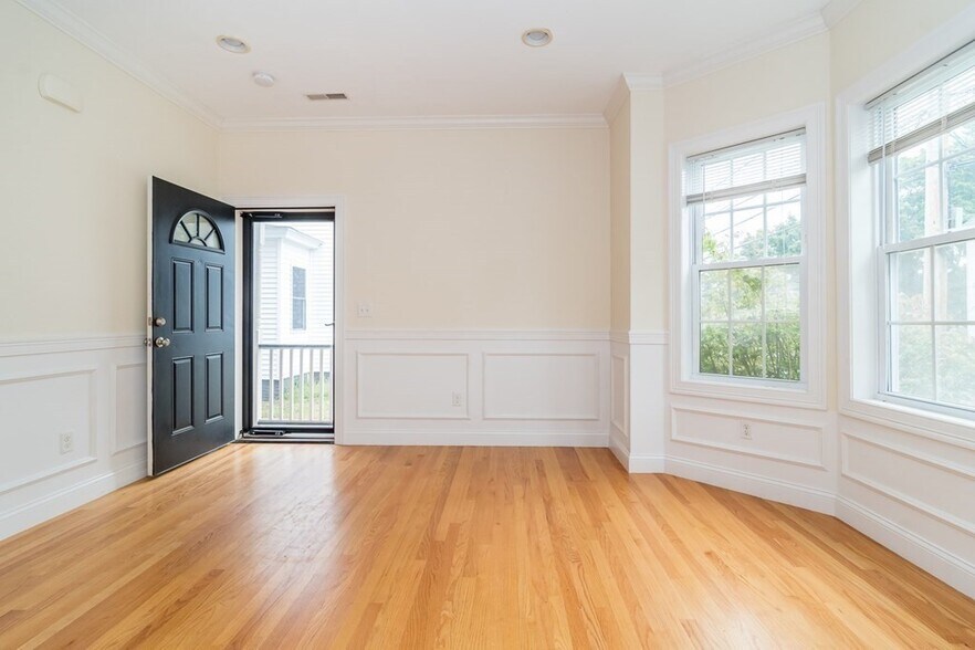 Building Photo - 123 Russell St