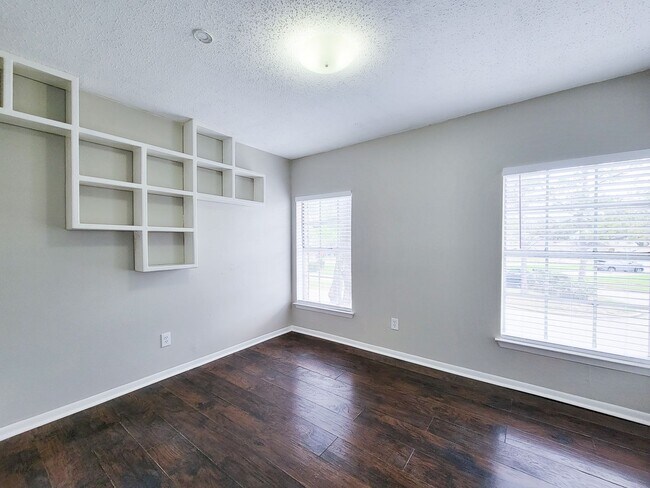 Building Photo - Welcome home to a bright & spacious retreat in sought-after Steeplechase where comfort, function ...