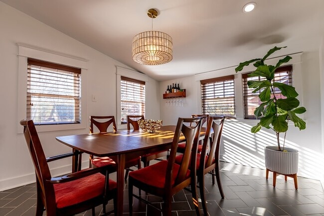 Building Photo - 310 S 7th St