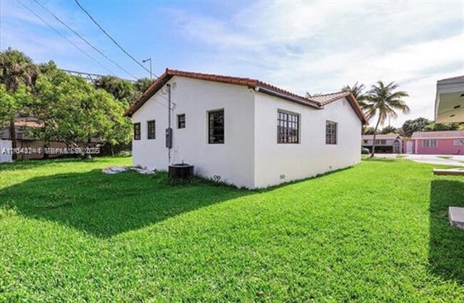 Building Photo - 860 NW 17th Ct