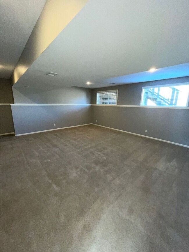 Building Photo - 5 Bedroom, 3 Bathroom California Split Sty...