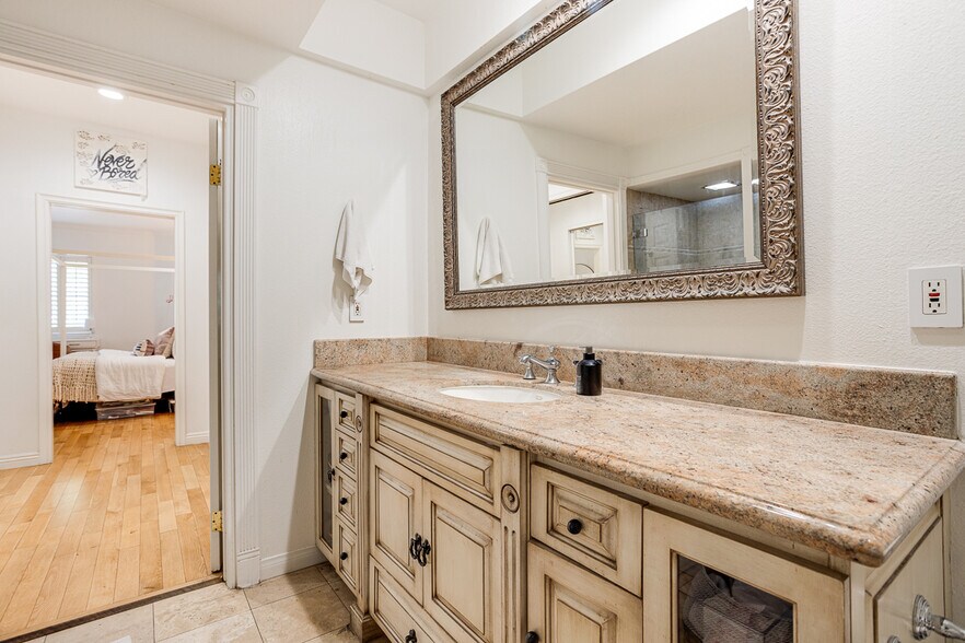 Building Photo - 4401 Moorpark Way